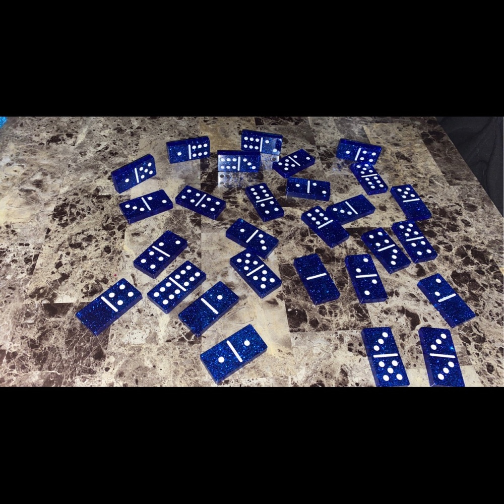 Epoxy resin dominoes